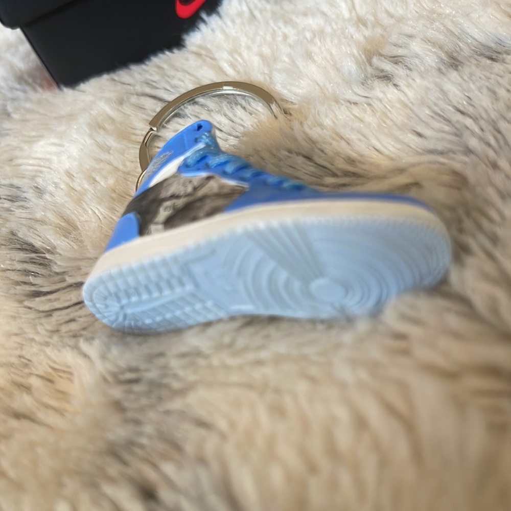 Air Jordan I Mid “Last Shot” Keychain - Picture 6 of 9